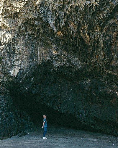 Hombre en una cueva