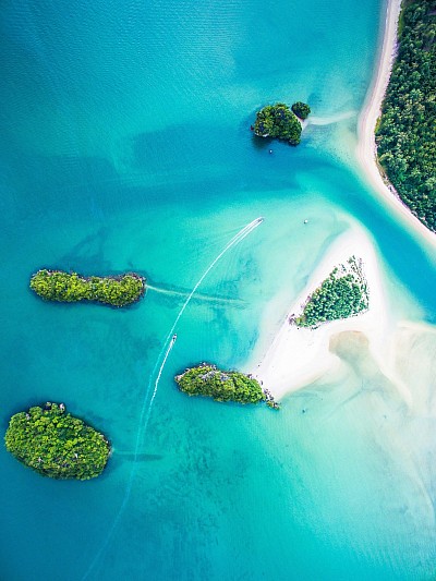 Hermoso océano azul con playa