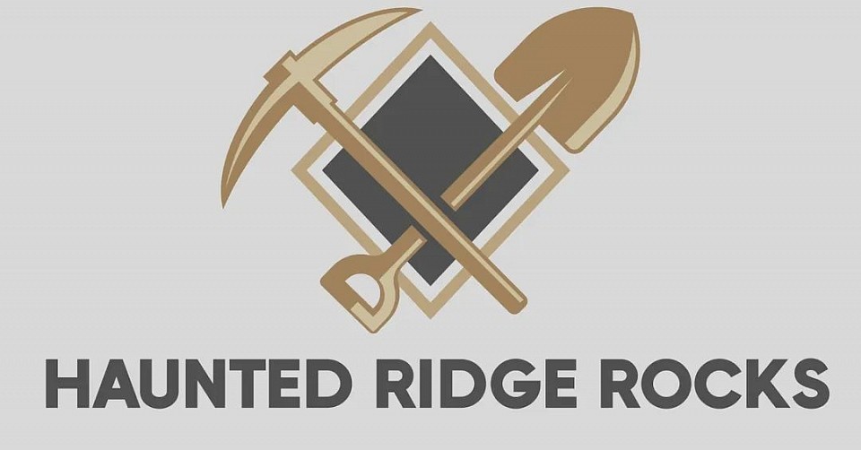 Logotipo de Haunted Ridge con una pala y un pico cruzados sobre un diamante detrás de ellos